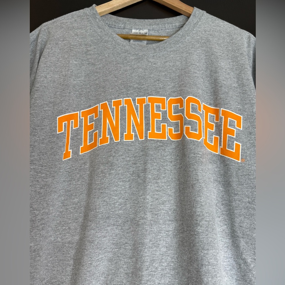 GILDAN Men’s Heather Gray T-Shirt - Picture 2 of 5